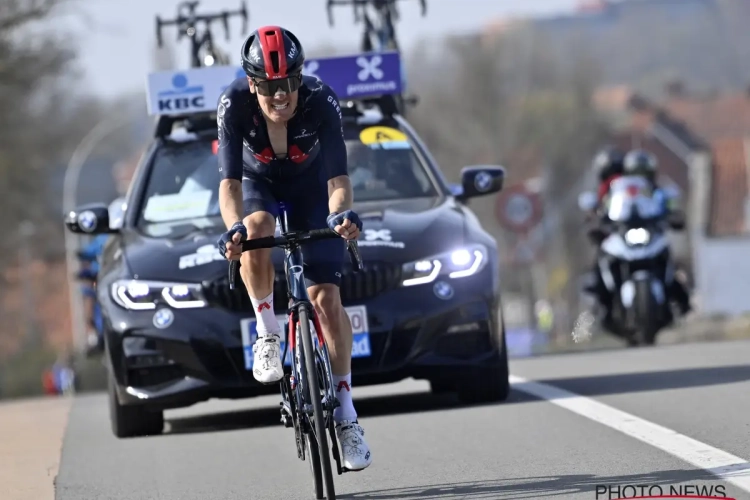 Van Baarle soleert naar winst in bizarre en snelle Dwars door Vlaanderen, vreemd gedrag Van der Poel en Alaphilippe