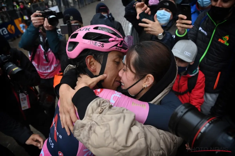 Egan Bernal gaat er na Giro-winst vol voor tijdens innig moment met vriendin