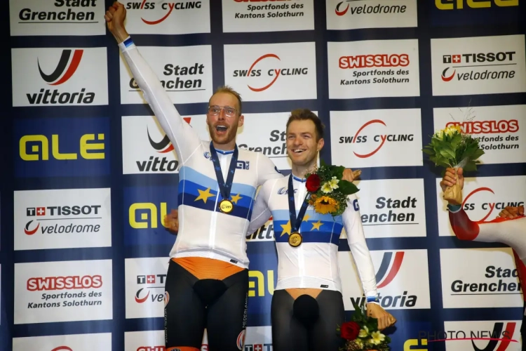 Even zorgen om trillende Jan-Willem Van Schip na het veroveren van Europese titel in de ploegkoers