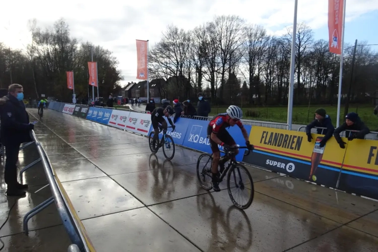 Sprint met twee en ferme solo: Axel van den Broek en Arthur van den Boer winnen bij de nieuwelingen in Essen