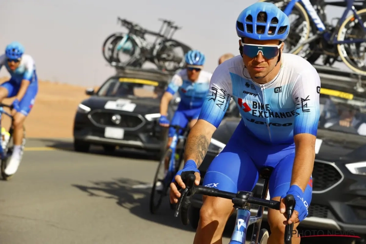 Dylan Groenewegen wint meteen zijn eerste koers van het jaar ondanks lekke band in slot: "We hebben erg goed gereden" 