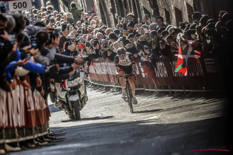 🎥 Het zaligste moment van de Strade? Pogačar geeft toeschouwer in slotkilometer een high five