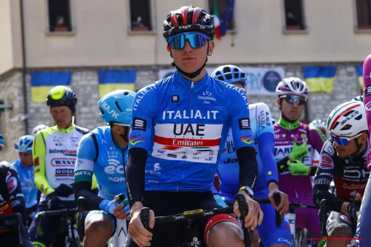 🎥 Tadej Pogačar volgde Remco Evenepoel rechtdoor terwijl het naar rechts was: "Een vreemde bocht"