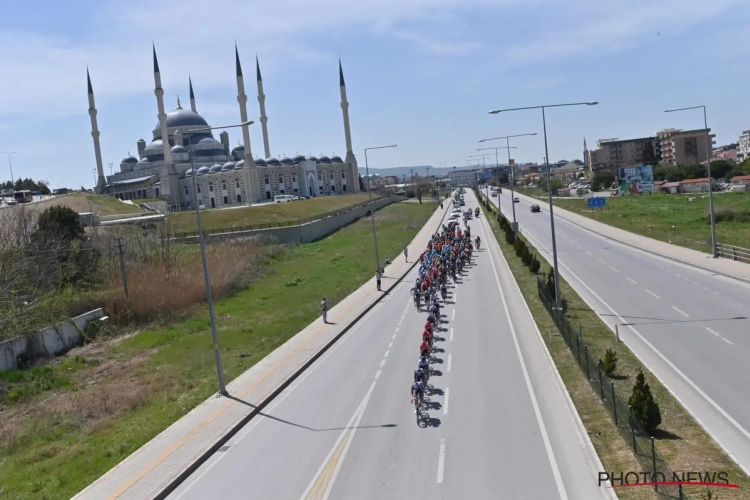 🎥 Ronde van Turkije blijft organisatorische warboel: peloton moet plots door wegenwerken rijden