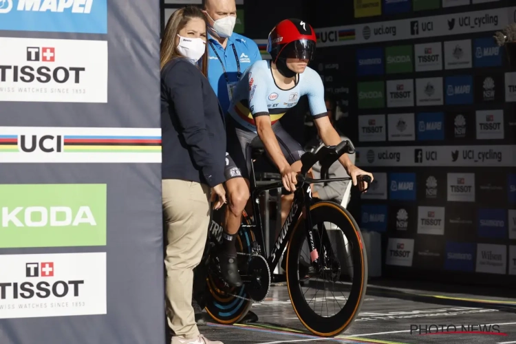 🎥 Remco Evenepoel oefent ook zijn tijdritstart op stage, maar doet dat wel op een ongebruikelijke manier