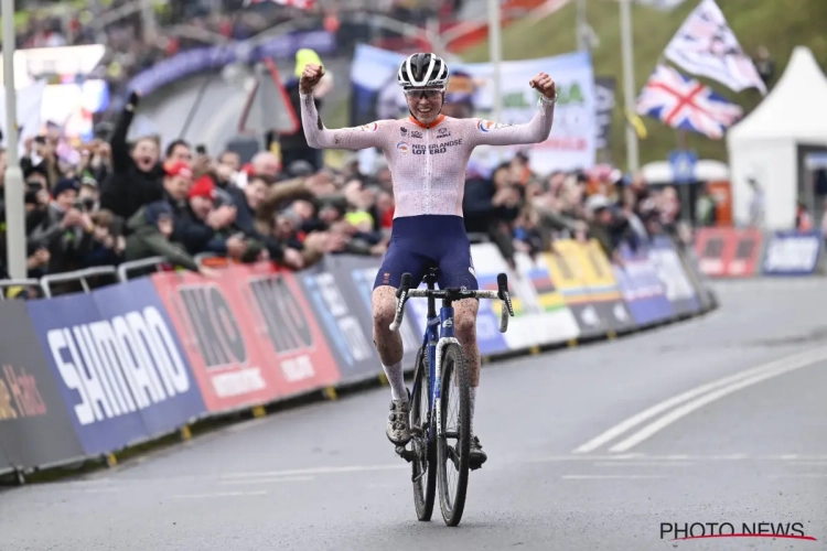 Dominante Fem van Empel (20) pakt eerste wereldtitel veldrijden, concurrente Pieterse maakt te veel foutjes