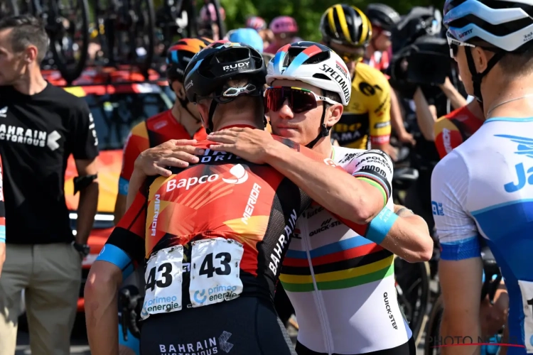 📷 Renners brengen prachtig eerbetoon aan overleden Gino Mäder, Evenepoel deelt knuffels uit aan zijn ploegmaats